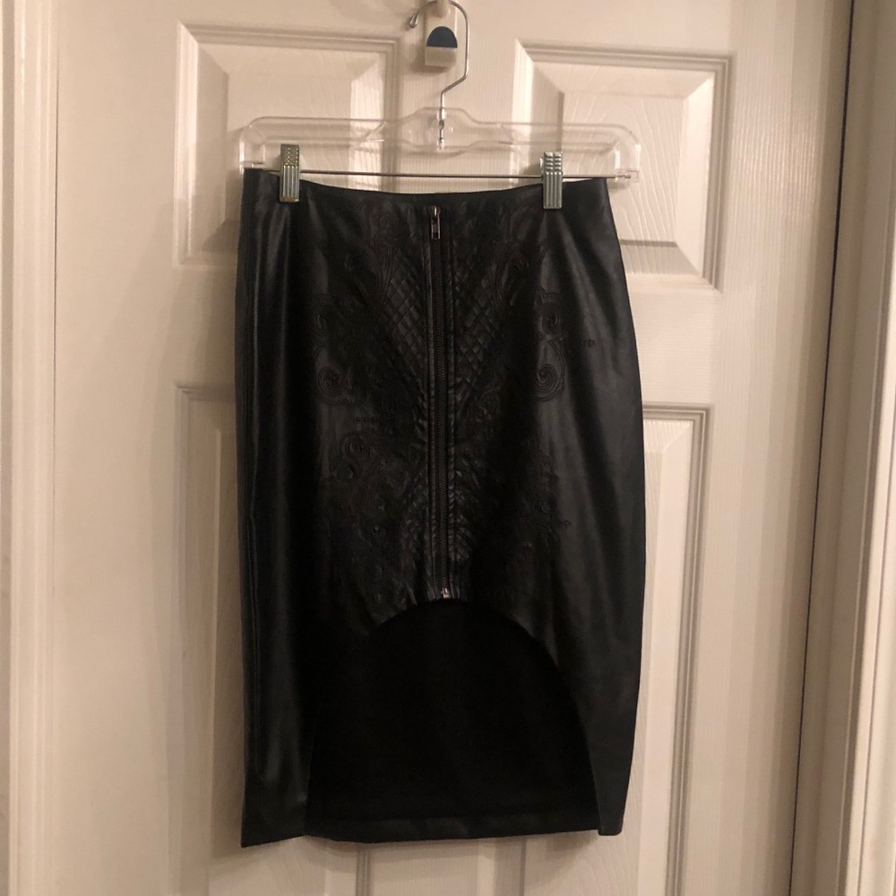 🖤 High-low black faux leather skirt